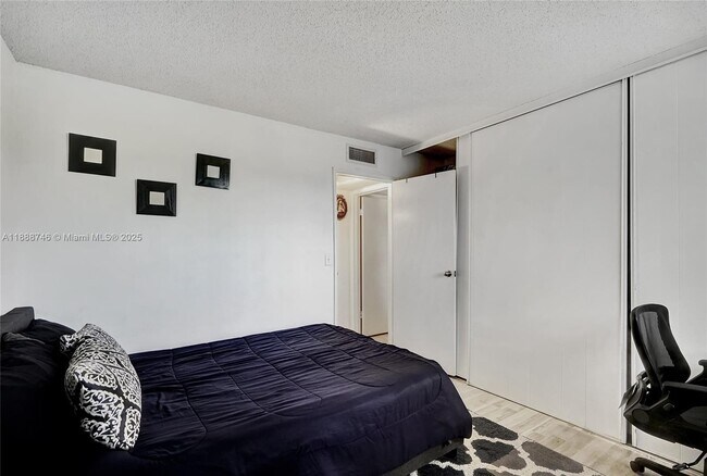 Building Photo - 505 S Pine Island Rd