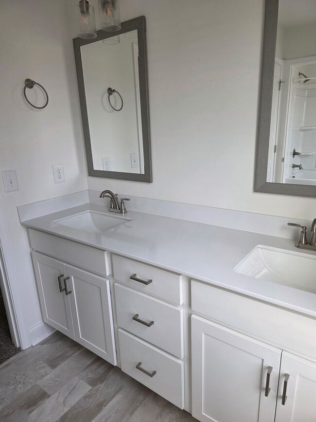 Building Photo - What a floor plan!!  Like new and ready for you!
