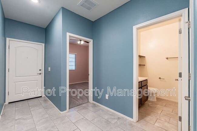 Building Photo - 8816 S 41st Dr