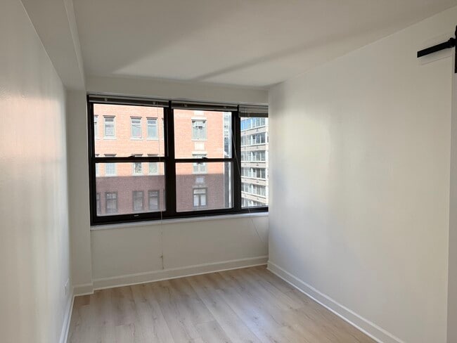 Building Photo - 850 N Dewitt Pl