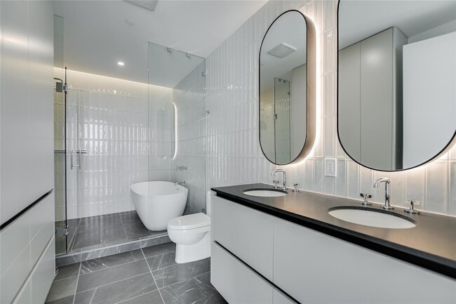 Building Photo - 610 Davis St