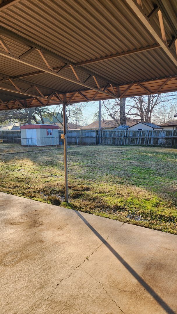 Building Photo - 3228 Sarah St