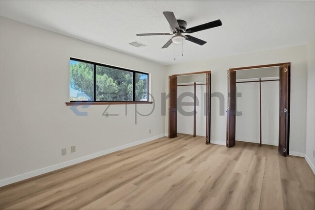 Building Photo - Unit
