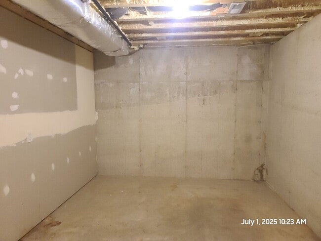 Building Photo - End Unit Town Home in Waynesboro, PA!