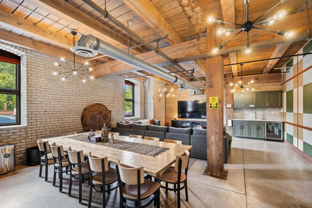 Building Photo - 127 5th St NE