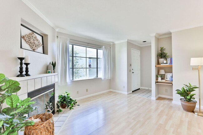 Building Photo - Talmadge : spacious 2 bed, 2 ba top floor condo