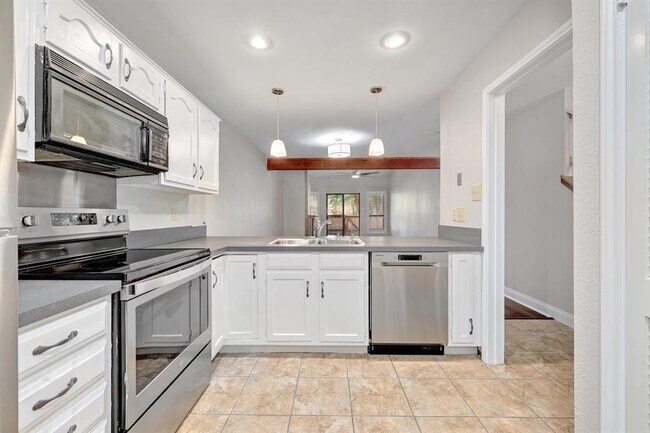 Building Photo - 7211 Lakewood Dr
