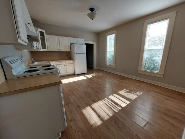 Building Photo - Gorgeous 3 bedroom, 1 bath home south of Haysville