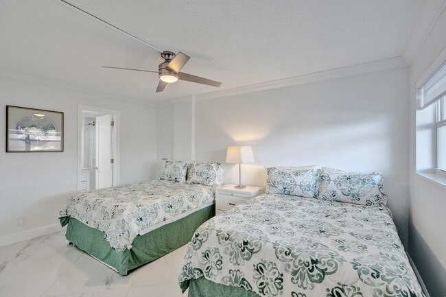 Building Photo - 1169 Hillsboro Mile