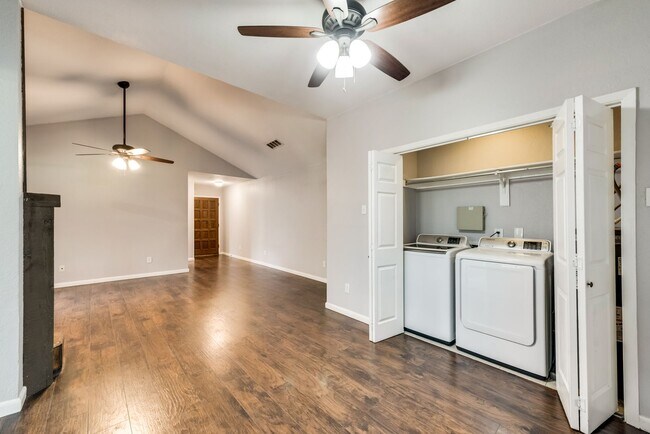 Building Photo - Spacious 2nd floor corner unit in Richardson
