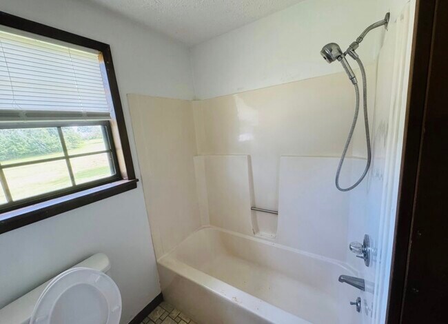 Building Photo - 572 Lexington Dr