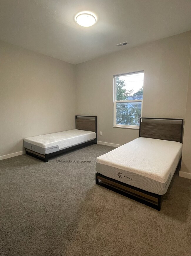 Building Photo - 1021 S State Ave