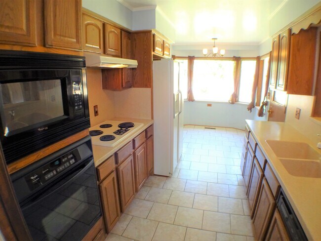 Building Photo - 226 W 6th Ave