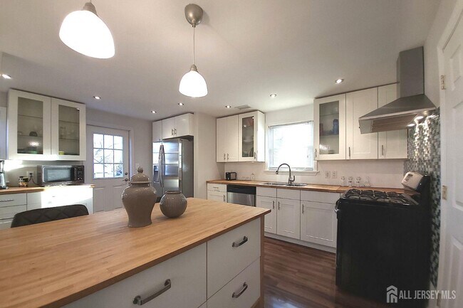 Building Photo - 425 W Broad St