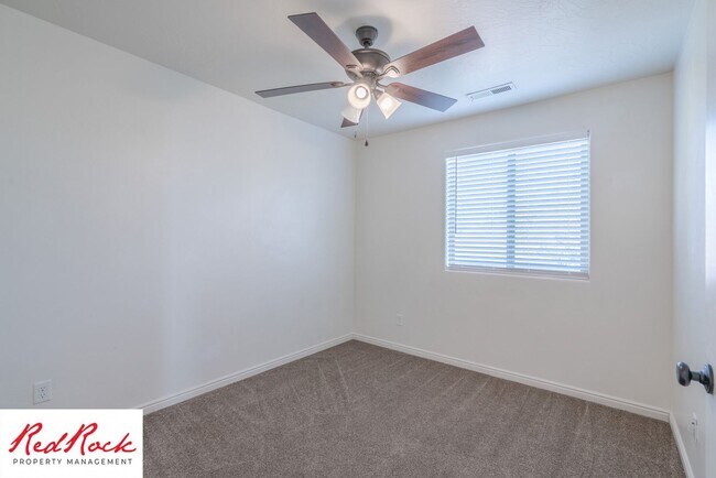 Building Photo - End Unit, DOG-FRIENDLY 3 Bedroom Townhome ...
