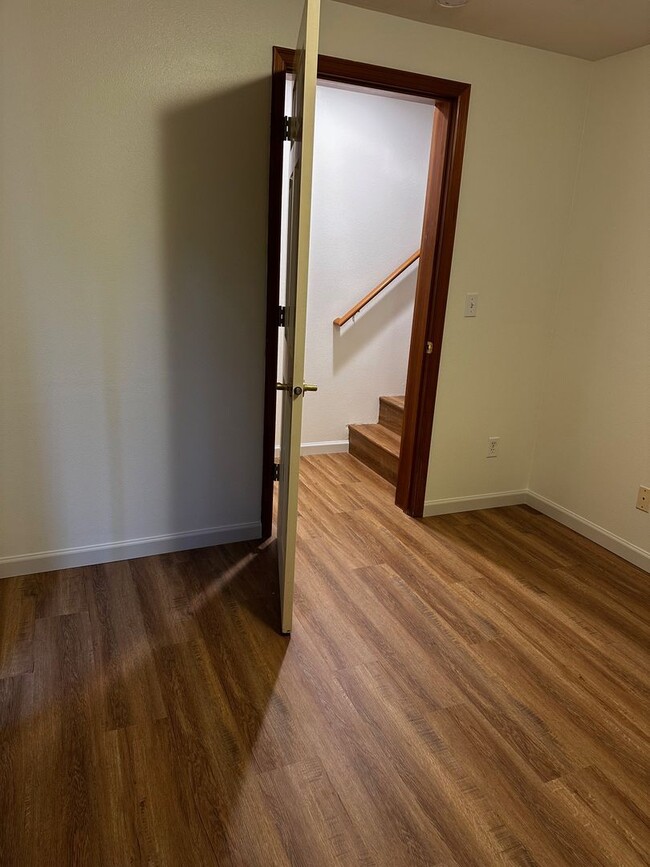 Building Photo - Appealing 2 bed / 1.5 bath townhouse in Greenwood/N Seattle with new flooring