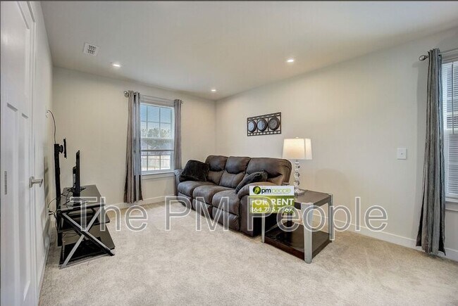 Building Photo - 32 Wiltshire Cir