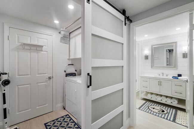 Building Photo - 2 Bedroom OFF-SEASON Rental Overlooking Wi...
