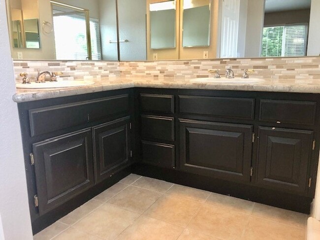 Building Photo - Spacious and beautiful 3 bedroom 2.5 bath ...