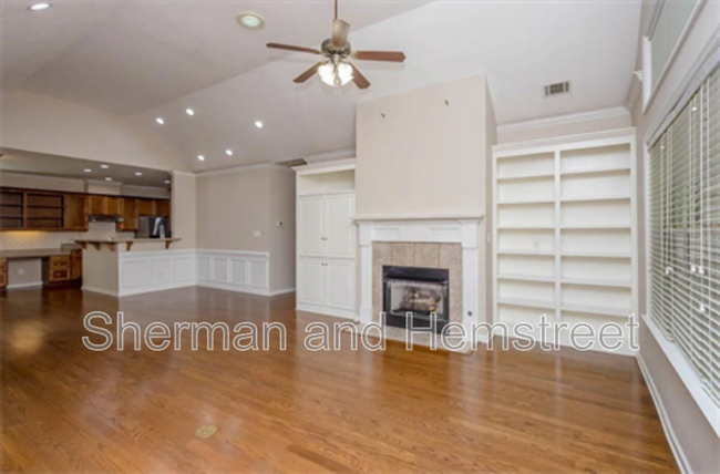 Building Photo - 2002 Amberley Dr