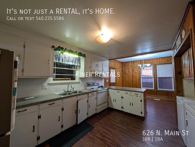 Building Photo - 626 N Main St