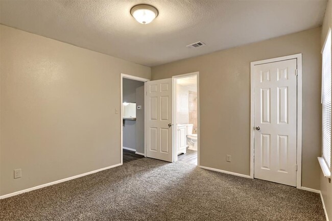 Building Photo - 1302 Radcliff Dr