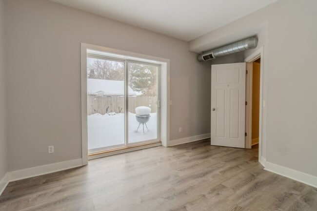 Building Photo - 933 E Front St