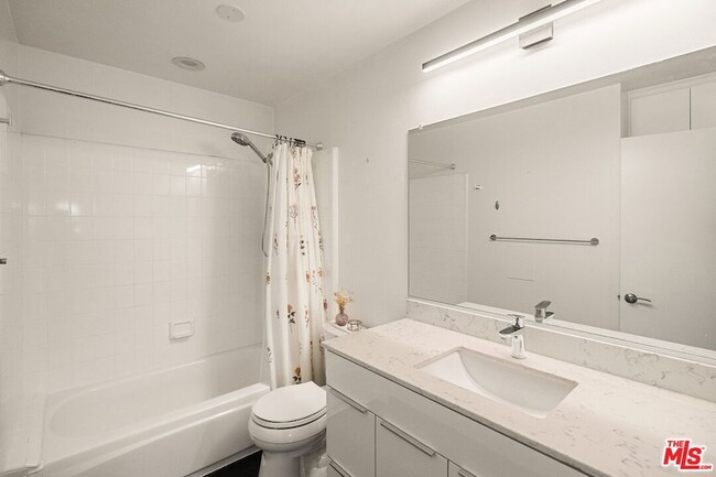 Building Photo - 834 6th St