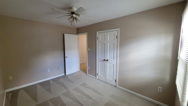 Building Photo - Beautiful 3 Bed, 3.5 Bath Brick Townhouse ...