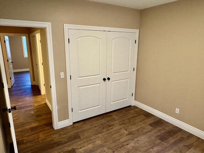 Building Photo - 2612 Eastview Dr