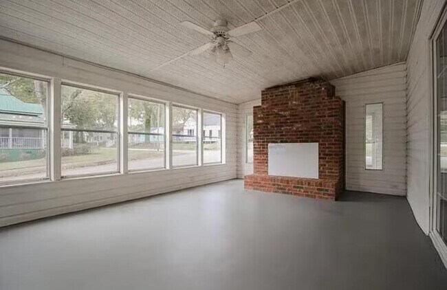 Building Photo - 308 Hale St