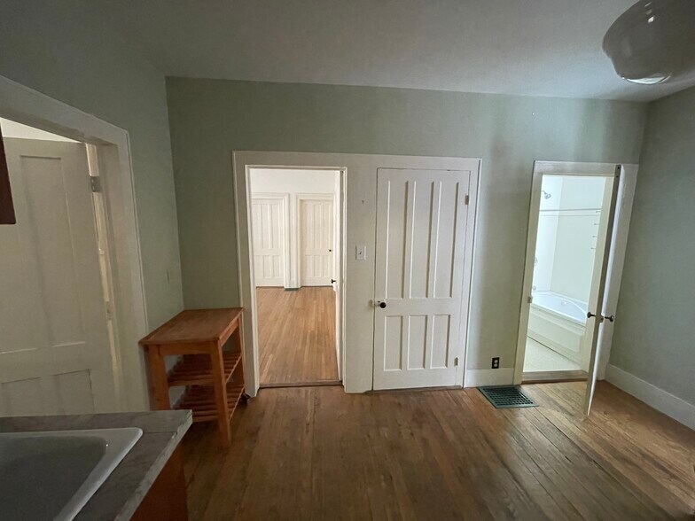 Building Photo - 24 Leatherstocking St