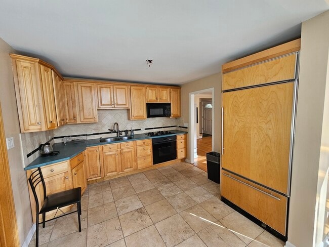 Building Photo - 1N670 River Dr