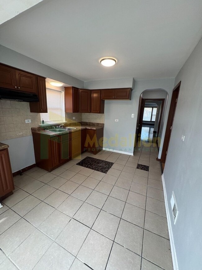 Building Photo - Brick Bungalow 4 bed 2 bath + Bonus area i...