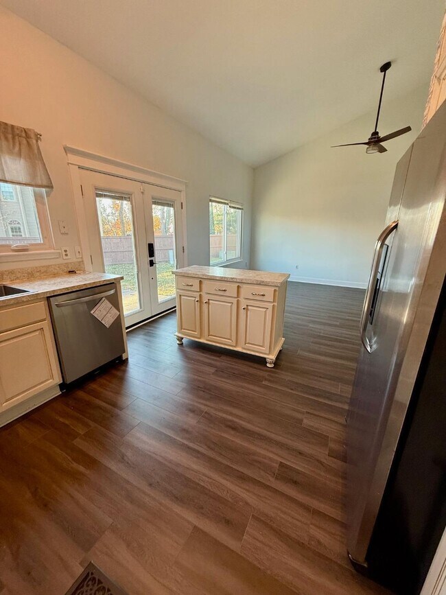 Building Photo - 800 Palomino Ln