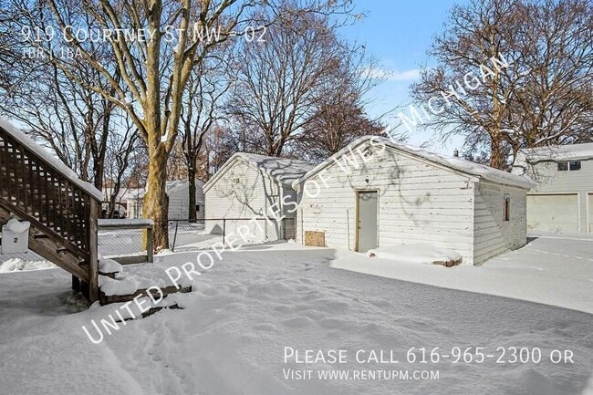 Building Photo - 919 Courtney St NW