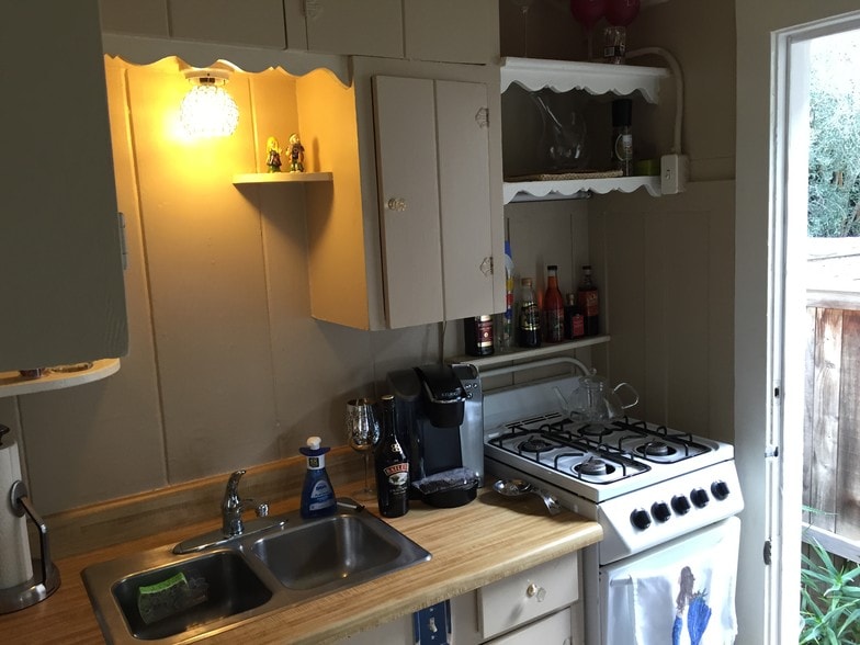 Building Photo - 2612 Victoria Dr