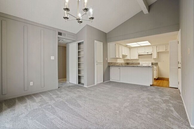 Building Photo - Beautiful duplex locate in Sacramento!