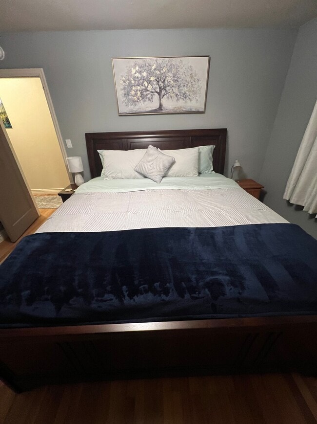 Building Photo - 2 Bed, 1 Bath Newly Renovated Rental