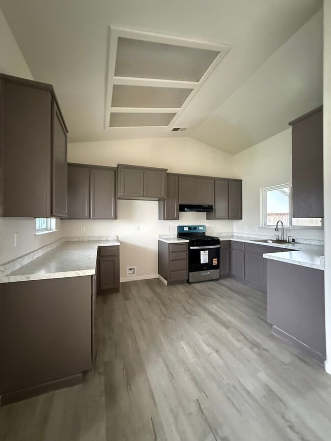 Building Photo - Beautiful 4 bedroom 2 bath home