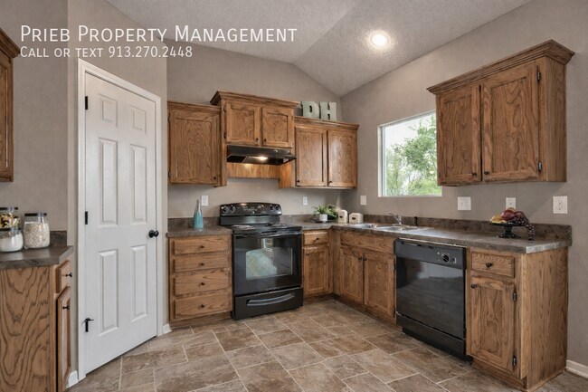 Building Photo - 233 W Fountain Cir