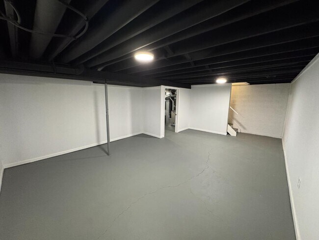 Building Photo - 8106 Warner Rd