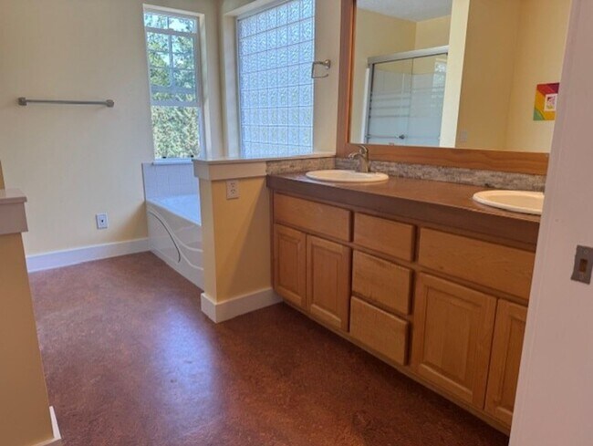 Building Photo - West Side Location