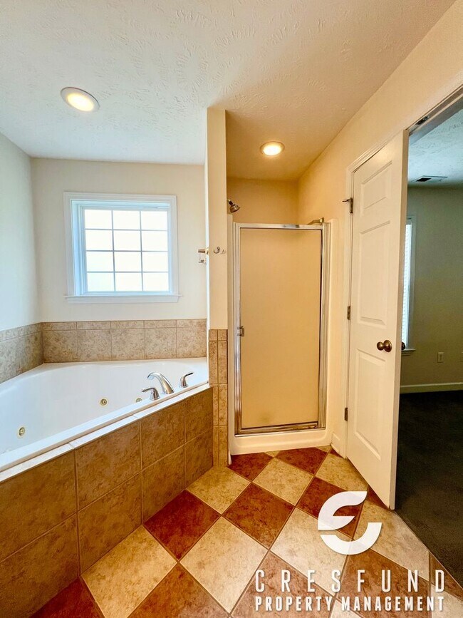 Building Photo - GATED COMMUNITY - Freshly Painted 2 Bed 2 Bath Condo AVAILABLE NOW