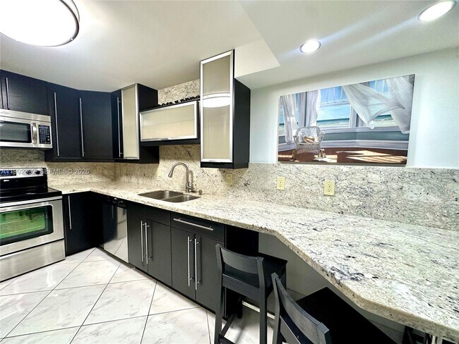 Building Photo - 1904 S Ocean Dr