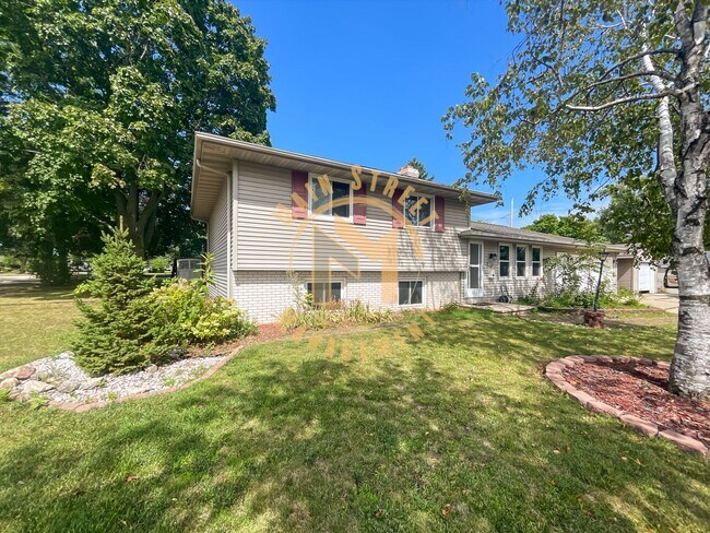 Building Photo - 1110 Lourdes Ave