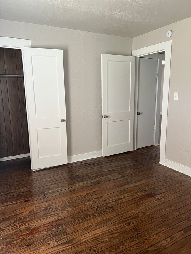 Building Photo - Unlock Your Next Door..3/2 Located Downtown Burleson