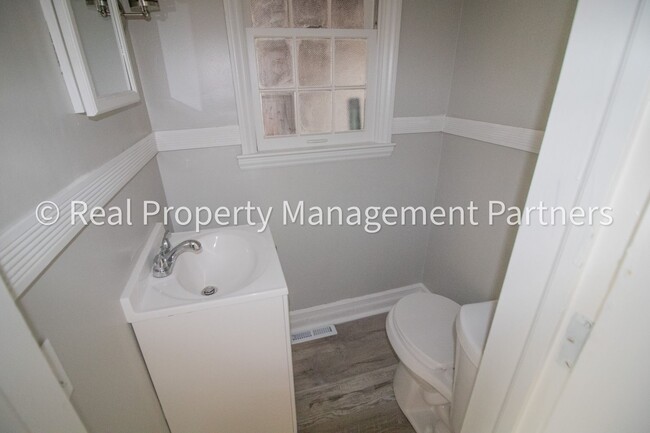 Building Photo - 1 Room for Rent in a 6-Bedroom Student Hom...