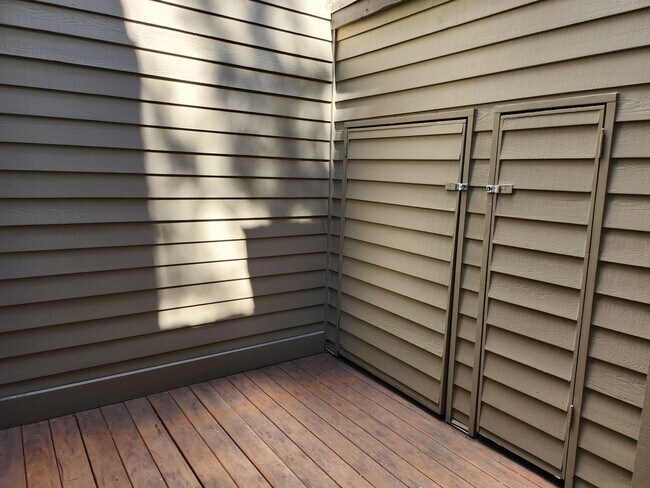 Building Photo - Riverfront - FALL SPECIAL - $250/OFF FIRST...