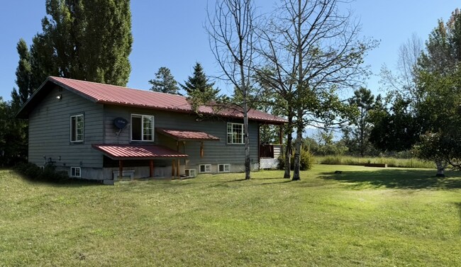 Building Photo - Kalispell Home with stunning mountain views